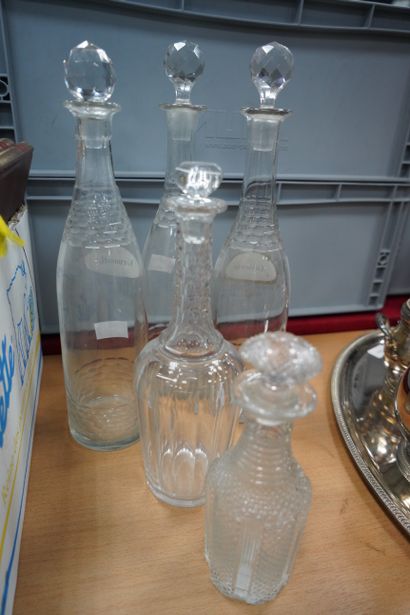 null Trois carafes en cristal taillé marquées "Vermouth", "Anisette", "fine Champagne"....