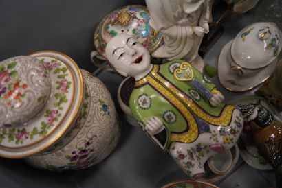 null Lot de céramiques asiatiques : Guan-Yin; un enfant souriant, une paire d'éléphants,...