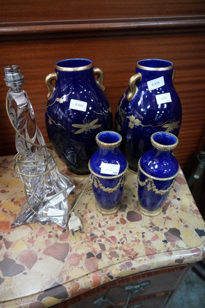 null Paire de vases en porcelaine de forme ovoïde, à décor doré de fleurs et insectes...