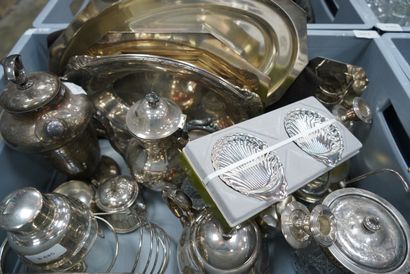 null Lot de pièces de forme en métal argenté : plats, shaker, cafetières, théière,...