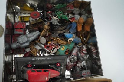 null Lot de jouets : boîte de MECCANO, bateau JEP, petites voitures en divers.