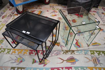 null * Deux tables gigognes, l'une en verre (deux éléments), l'une en métal laqué...