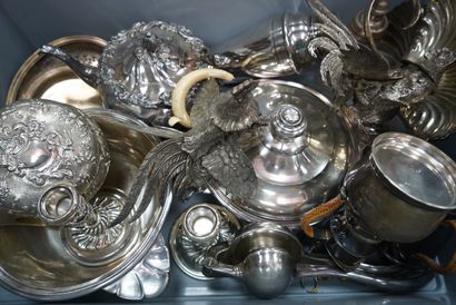 null Lot de pièces de forme en métal argenté : saladier, terrine, bougeoirs, presse-agrumes,...
