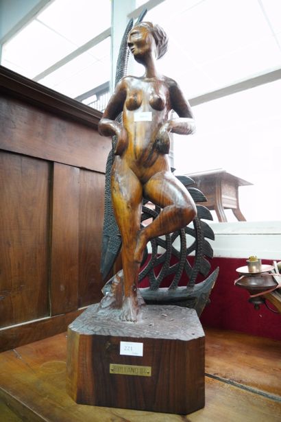 null Sujet en bois sculpté figurant une femme dansante signé ROLAND et daté 1984....