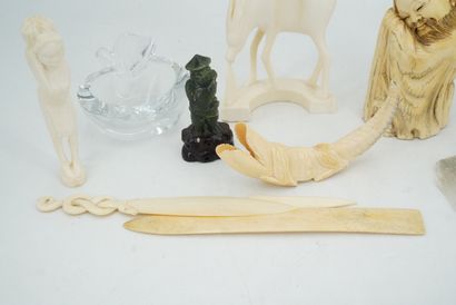 null L'Art Verrier, cendrier en forme de pomme, sujet en ivoire de mamouth figurant...