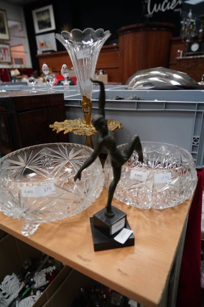 null Deux coupes en cristal taillé, vase en verre en bronze doré et une femme dansant...