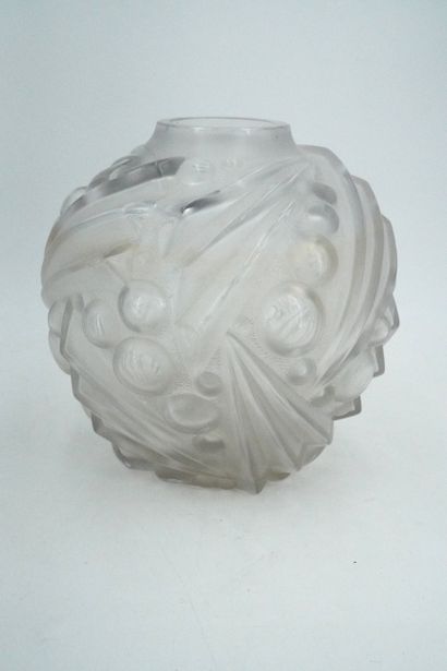 null CAZAUX. Vase boule Guéron à décor géométrique en verre moulé. Style Art Déco....