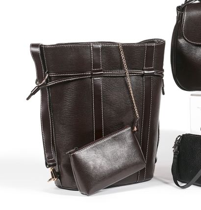 LANCEL PARIS SAC SEAU CLASSIQUE Cuir grainé marron, avec sa petite pochette reliée...