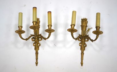 null 一套六盏壁灯 鎏金青铜，锥形，有凹槽的箭形板支撑着三盏灯（四盏）和两盏灯（两盏），蜿蜒，有叶子，用打结的丝带连接。
路易十六风格。
高度：36.5厘米...