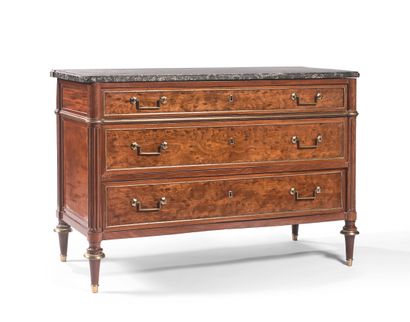 null COMMODE mahogany veneer, opening with three drawers framed with brass fillets,...