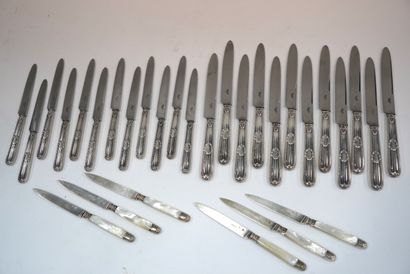 Tétard Frères 一套24把刀 手柄为填充银，装饰有花环，珍珠和棕榈，有 "GR "字样，包括12把餐刀，12把甜点刀。
刀片上有Tétard Frères...