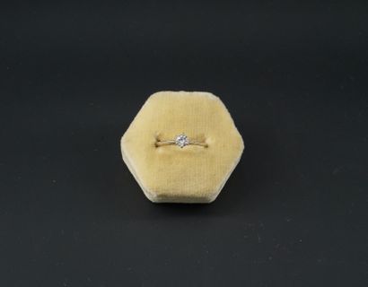 null 戒指 18K（750千分之一）白金，镶嵌一颗明亮型切割钻石，重约0.25克拉。
指头尺寸：56。
毛重：2.0克。