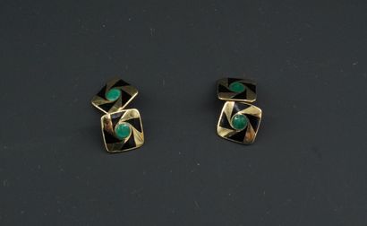 null 一对手柄按钮 方形的18K黄金（千分之七十五），以绿色凸圆形宝石为中心，周围有黑色珐琅装饰。
总重量：7.9克。