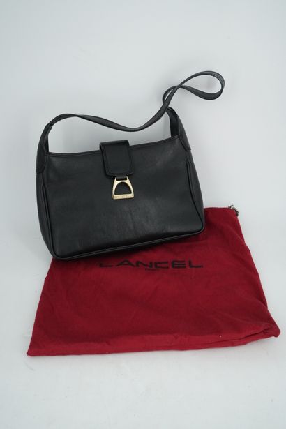 LANCEL PARIS POCKET Dark brown grained leather.
32 cm.
Very good condition. With...