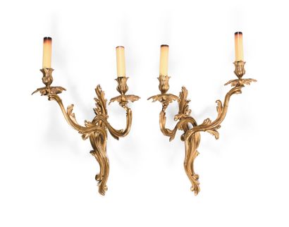 null 
一对鎏金青铜壁灯，盘子和两个带叶子的扶手。
路易十五风格。高度：37.5厘米。