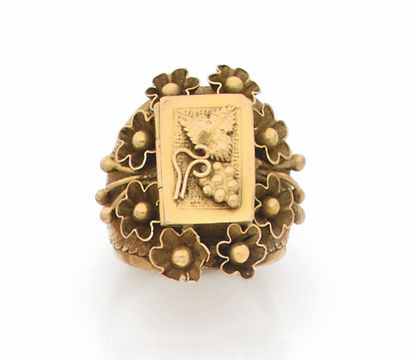 null 戒指18K黄金（千分之七十五），长方形表圈上装饰着一串葡萄，在一圈浮雕的花朵中。
重量：6.4克。