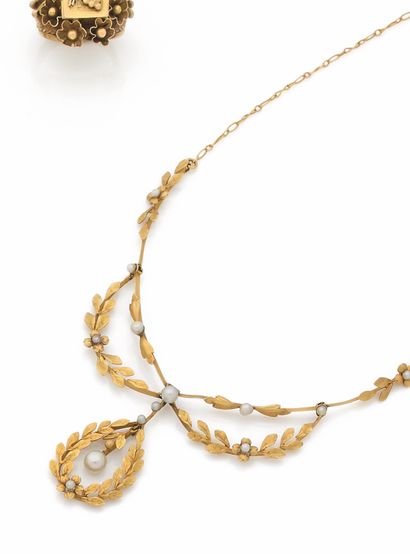  ANCIENT JEWELRY COLLAR 18K黄金（千分之七十五），叶子和花朵上有珍珠装饰。 19世纪末。 毛重：7.1克。 FOULARD扣子 圆柱形18K（千分之七十五）黄金，装饰有槲树枝和珍珠。...