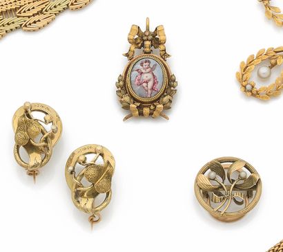 ANCIENT JEWELRY COLLAR 18K黄金（千分之七十五），叶子和花朵上有珍珠装饰。
19世纪末。
毛重：7.1克。
FOULARD扣子...