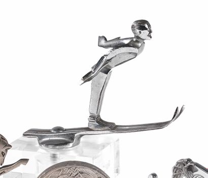 JOQUO MASCOTTE AUTOMOBILE Bronze chromé, figurant un sauteur à ski.
Travail circa...