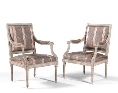 null PAIR OF ARMCHAIRS White relacquered wood, the flat back "à la Reine", with moulded...