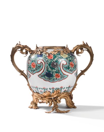 null 瓷器花瓶，球形，在蓝白色的背景上装饰着花和叶子。
中国，20世纪。
29 x 37 x 24 cm。
碎片。