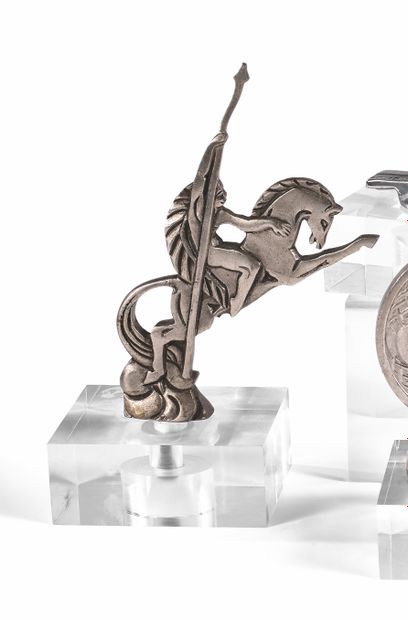 BINMORAN AUTOMOBILE MASCOTTE Silver-plated bronze, featuring an Indian chief on horseback.
Signed.
Height...