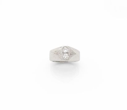 null 戒指 18K（750千分之一）白金，镶嵌两颗半切钻石，肩部有条纹。
手指大小：54。
总重量：16.0克。
