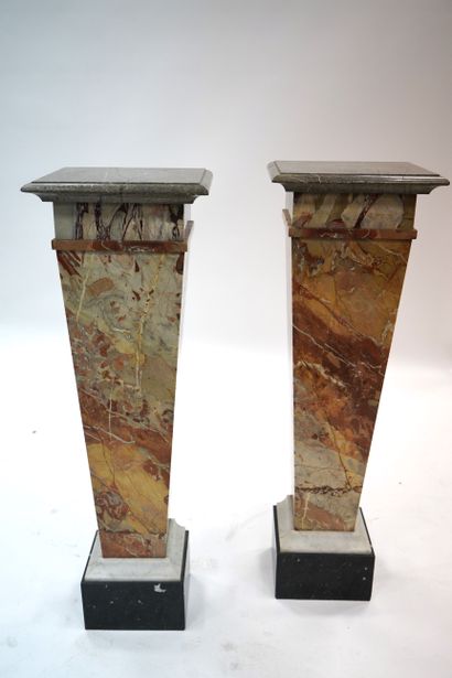 null PAIR OF SADDLES Marble of colors, of trapezoidal form.
Height : 112 cm.