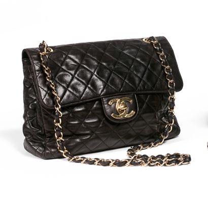 CHANEL PARIS CLASSIC RABAT BAG Black lambskin, shoulder strap with chain intertwined...