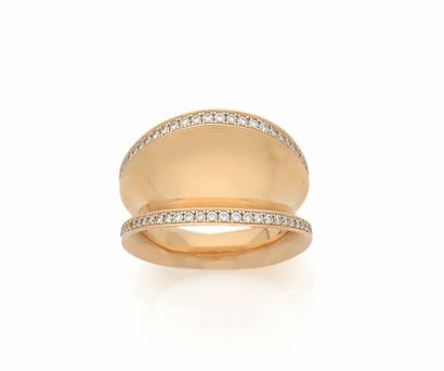CHOPARD 
"Impériale "系列，18K（750千分之一）玫瑰金，大凹面戒指，边缘有两行小型明亮式切割钻石。
手指尺寸：53/54。
毛重：13....