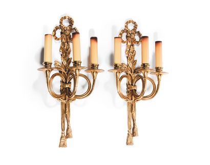 null 
一对壁灯 鎏金青铜，盘子模拟一个丝带结，拿着三个狩猎角的灯。
路易十六风格。高度：47.5厘米。