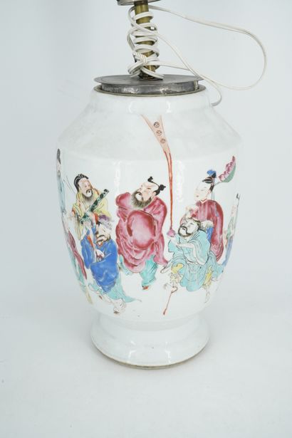 null VASE Porcelaine de forme ovoïde à décor de dignitaires sur fond blanc.
Chine,...