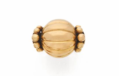戒指18K黄金（千分之七十五），形状为凸形的珍珠小球。
重量：10.6克。
