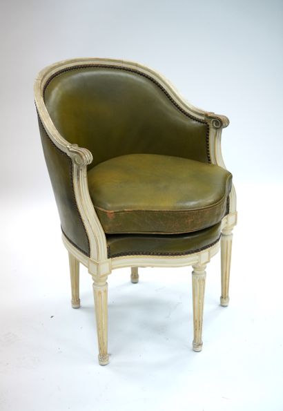 null 办公椅 白色涂漆的模制木头，靠在五个有凹槽的锥形腿上。皮革装饰。
路易十六风格。
85 x 59 x 57厘米。