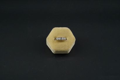 null 戒指18K白金（千分之七十五），装饰有一排五颗老式切割钻石，尺寸从中间向两侧递减。
手指尺寸：60。
总重量：2.6克。