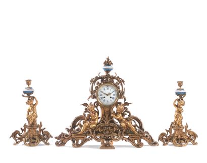 null 重要事项 壁炉 鎏金铜和多色珐琅瓷，包括： 。一个时钟，圆形的白色搪瓷表盘上有罗马数字，镶嵌在植物装饰中，装饰着爱情和音乐普陀。
53 x 61 x 20厘米。
...