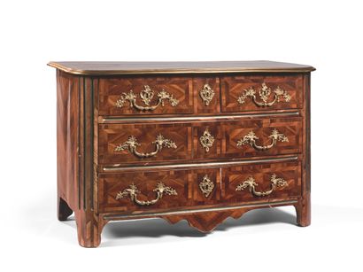 null COMMODE Wood veneered, inlaid with geometric motifs, opening with four drawers...