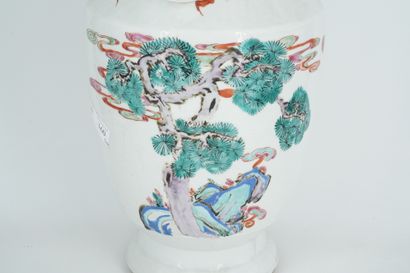 null VASE Porcelaine de forme ovoïde à décor de dignitaires sur fond blanc.
Chine,...