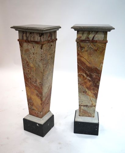 null PAIR OF SADDLES Marble of colors, of trapezoidal form.
Height : 112 cm.