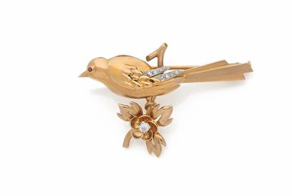 18K（750千分之一）黄金和铂金胸针，形状为一只鸟在花枝上，花心装饰着一颗小的...