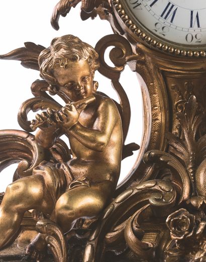 null 重要事项 壁炉 鎏金铜和多色珐琅瓷，包括： 。一个时钟，圆形的白色搪瓷表盘上有罗马数字，镶嵌在植物装饰中，装饰着爱情和音乐普陀。
53 x 61 x 20厘米。
...
