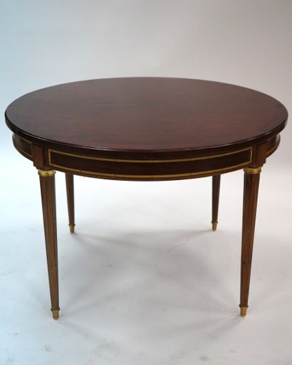 Maurice RINCK (1902-1983) 桃花心木和斑点桃花心木贴面的桌子，圆形的桌面靠在四个有凹槽的鱼腿上。
印有Maurice Rinck (1902-1983)和...