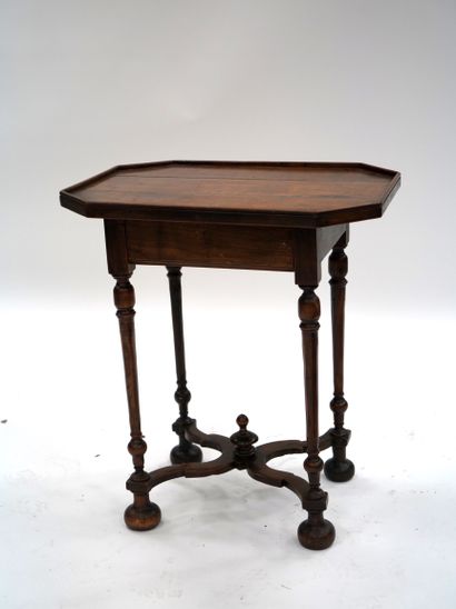 null 小桌模塑木头，长方形的顶部有切割的边，站在四个锥形的腿上，有支架，末端是面包。
19世纪，17世纪的荷兰风格。
69 x 61 x 48厘米。