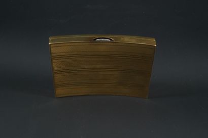 TAINE ORFÈVRE, PARIS 雪茄盒 18K（750千分之一）黄金，有凹凸不平的线条和鱼网装饰，黑色珐琅的按钮上有小白石装饰。
总重量：120.1克