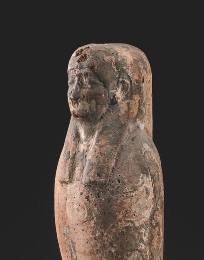 null 
埃及艺术，晚期或托勒密时期，约公元前664-30年。
高度（不含底座）：52.4厘米。
这是一个木乃伊式的神像，站在一个基座上，周围有一个护罩。一行...