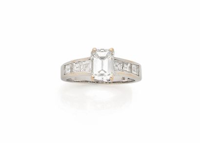 null 戒指18K白金（750千分之一），中央装饰有一颗长方形的钻石，两边各镶嵌有三颗同样为长方形的钻石。
钻石的大约重量计算：1.30/1.60克拉。
手指...