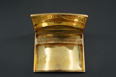 TAINE ORFÈVRE, PARIS 雪茄盒 18K（750千分之一）黄金，有凹凸不平的线条和鱼网装饰，黑色珐琅的按钮上有小白石装饰。
总重量：120.1克