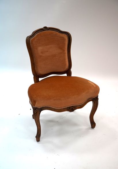 null CHAUFFEUSE Molded and carved wood, the backrest, standing on cambered legs decorated...