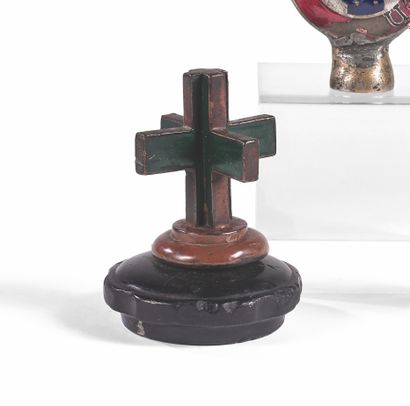 null 汽车吉祥物 铜制，带有铜和绿色的铜锈，有一个药房的十字架，这个吉祥物可能是药师的汽车的装饰品。
，标有 "PAT.
C. 1913.
高度：7厘米。
...