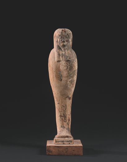 null 
埃及艺术，晚期或托勒密时期，约公元前664-30年。
高度（不含底座）：52.4厘米。
这是一个木乃伊式的神像，站在一个基座上，周围有一个护罩。一行...